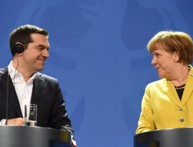 Με... φιλί υποδέχτηκε ο Α.Τσίπρας την Α.Μέρκελ: «Βρίσκεις μια διαφορετική Ελλάδα» - Tί δήλωσε η Καγκελάριος (φωτό)